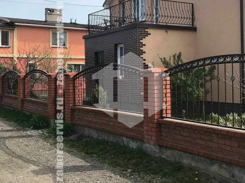 Кованый забор с кирпичными столбами 55 метров