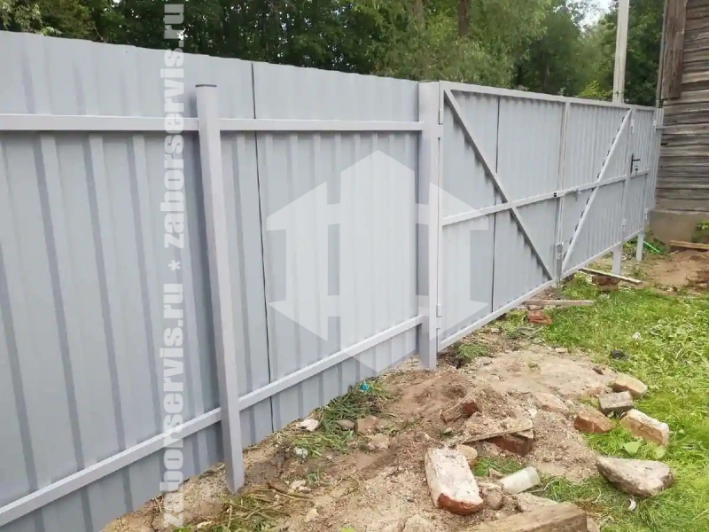 Забор из профнастила 99 метров красный