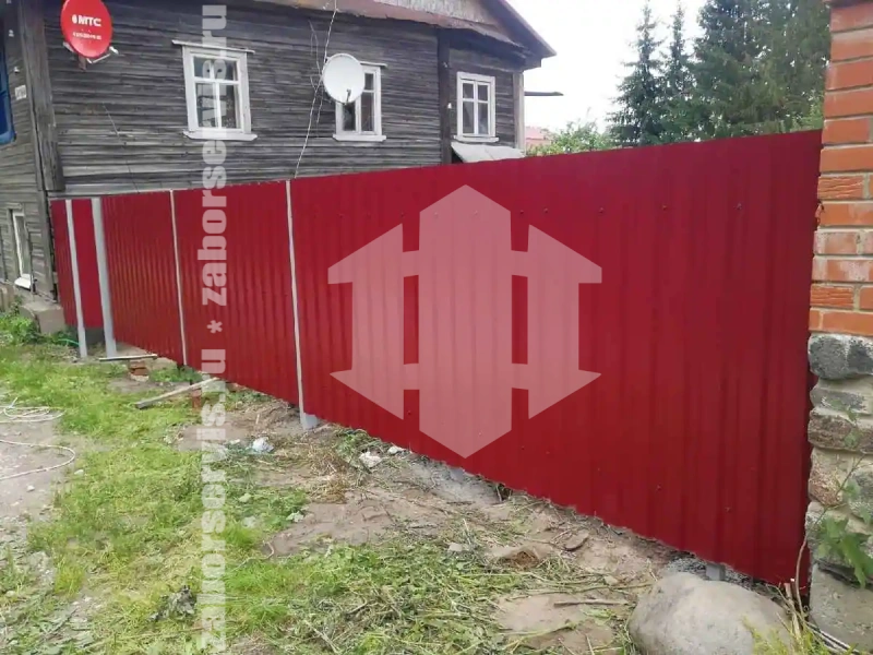Забор из профнастила 99 метров красный