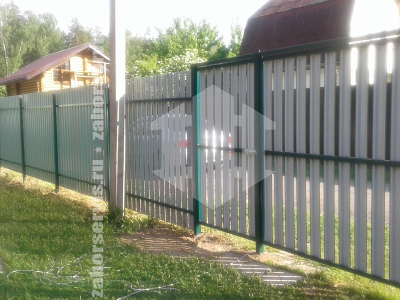 Забор из евроштакетника с забивными столбами 54 метра