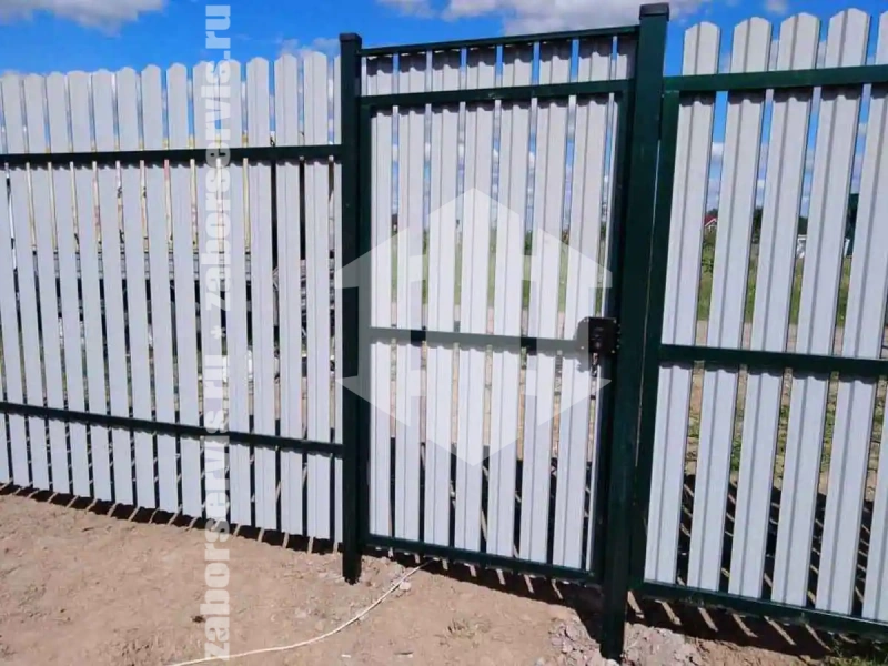 Забор из металлического штакетника 99 метров