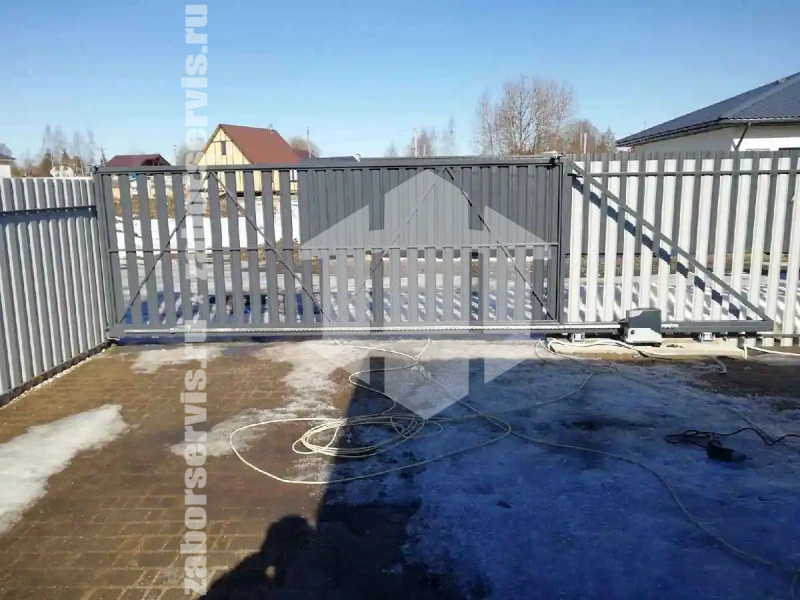 Забор из металлического штакетника с воротами 69 метров