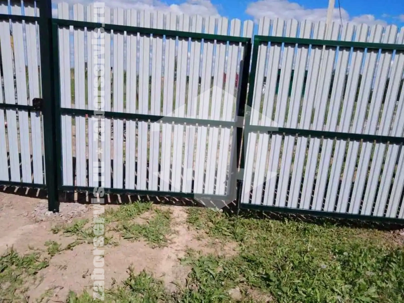 Забор из металлического штакетника 99 метров
