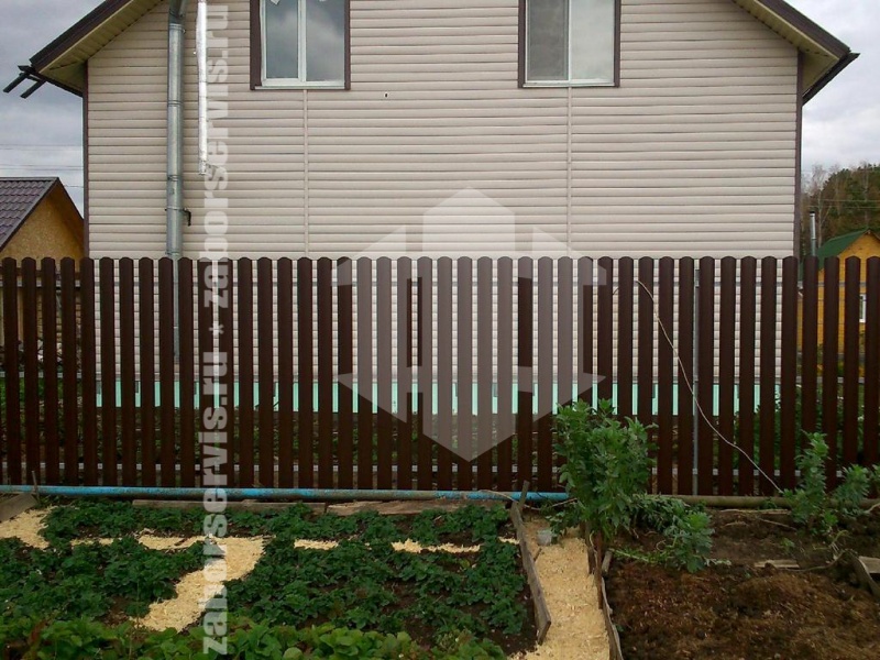 Забор из евроштакетника с бетонированием столбов 87 метров